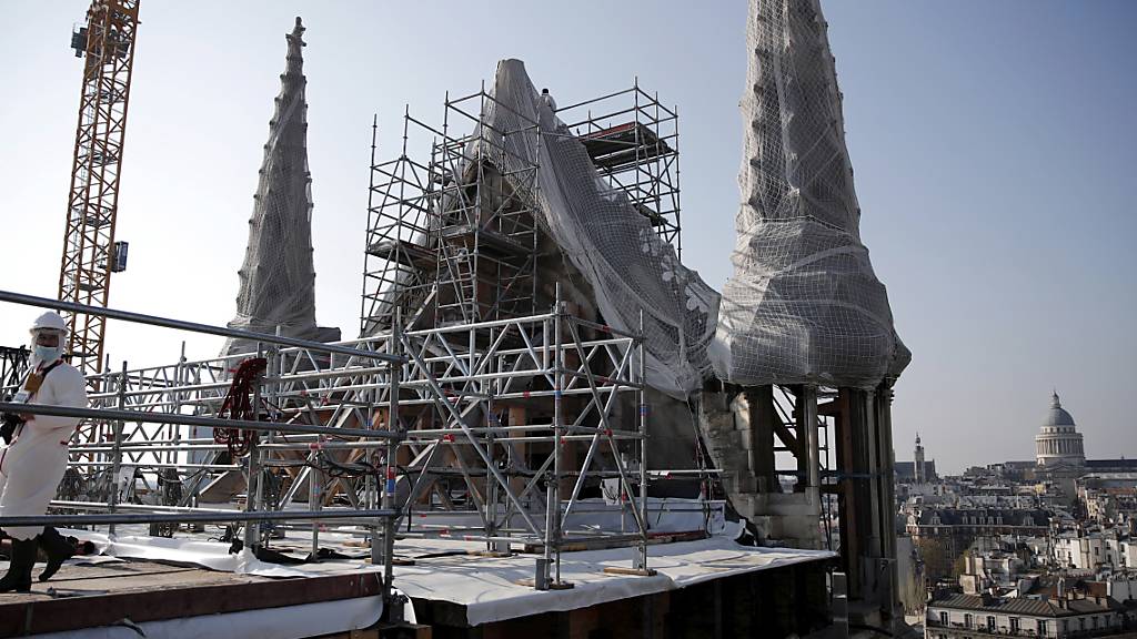 ARCHIV - Nach mehr als zweijährigen Sicherungs- und Reinigungsarbeiten sollen nun die Ausschreibungen für die Sanierung von Notre-Dame beginnen. Foto: Benoit Tessier/Pool Reuters/AP/dpa