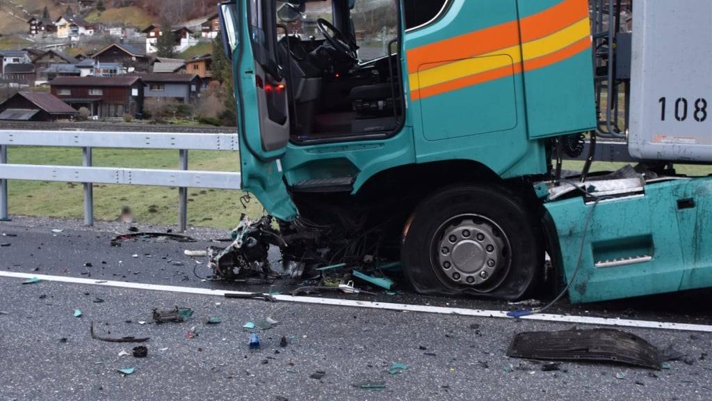 Auch der Sattelschlepper wurde bei der tödlichen Frontalkollision mit einem Auto im Prättigau schwer beschädigt.