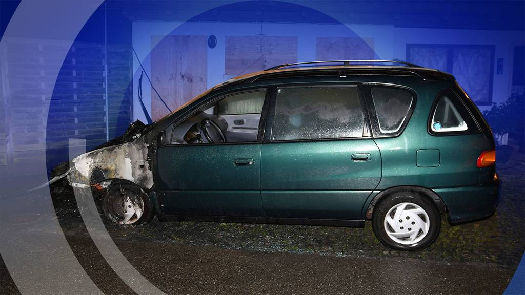 Zerstörungswut: Im Amphitheater Windisch geht ein Auto in Flammen auf 