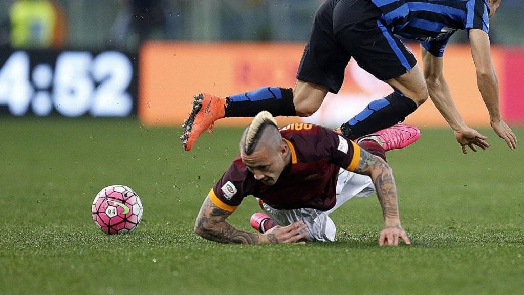 Radja Nainggolan (am Boden) sicherte der AS Roma mit seinem Treffer zum 1:1 einen Punkt