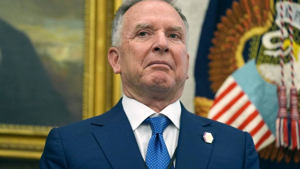 ARCHIV - Steve Witkoff, US-Sondergesandter für den Nahen Osten, beobachtet, wie US-Präsident Trump im Oval Office des Weißen Hauses am 3. Februar 2025 in Washington Durchführungsverordnungen unterzeichnet. Foto: Evan Vucci/AP/dpa
