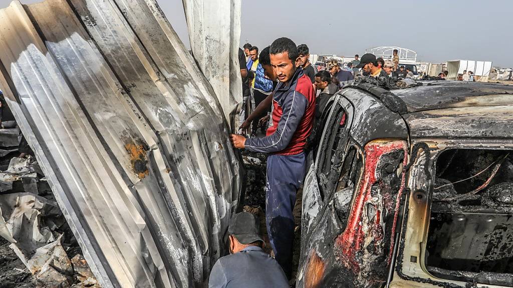 Palästinenser inspizieren zerstörte Zelte und Unterkünfte nach einem israelischen Luftangriff auf ein Flüchtlingslager, der zahlreiche Tote und Verletzte zur Folge hatte. Foto: Abed Rahim Khatib/dpa
