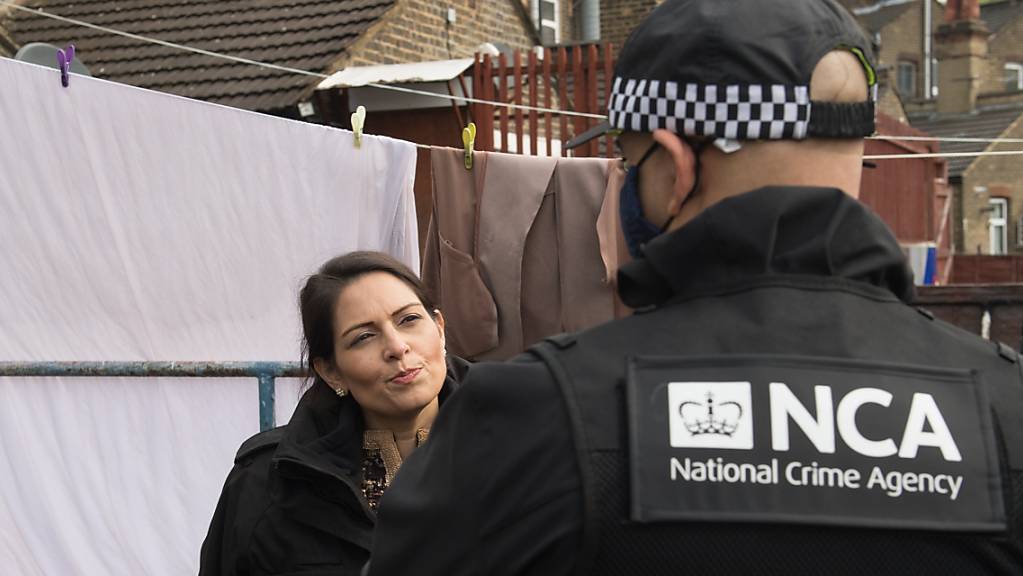 ARCHIV - Priti Patel (l), Innenministerin von Großbritannien, nimmt an einem Einsatz der National Crime Agency im Osten Londons teil. Foto: Stefan Rousseau/PA Wire/dpa