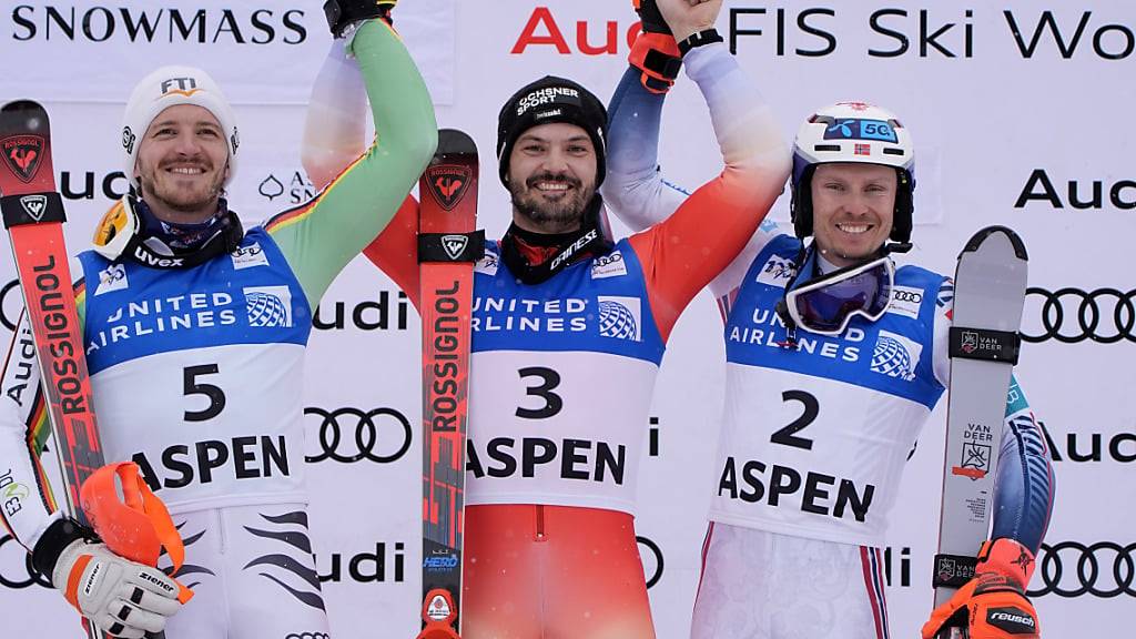 Loïc Meillard umrahmt von Linus Strasser (links) und Henrik Kristoffersen