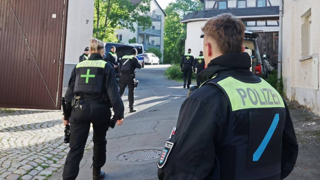 dpatopbilder - Polizeibeamte durchsuchen nach dem Verbot der Reichsbürger-Gruppe «Königreich Deutschland» durch den Bundesinnenminister Gebäude. Foto: Bodo Schackow/dpa