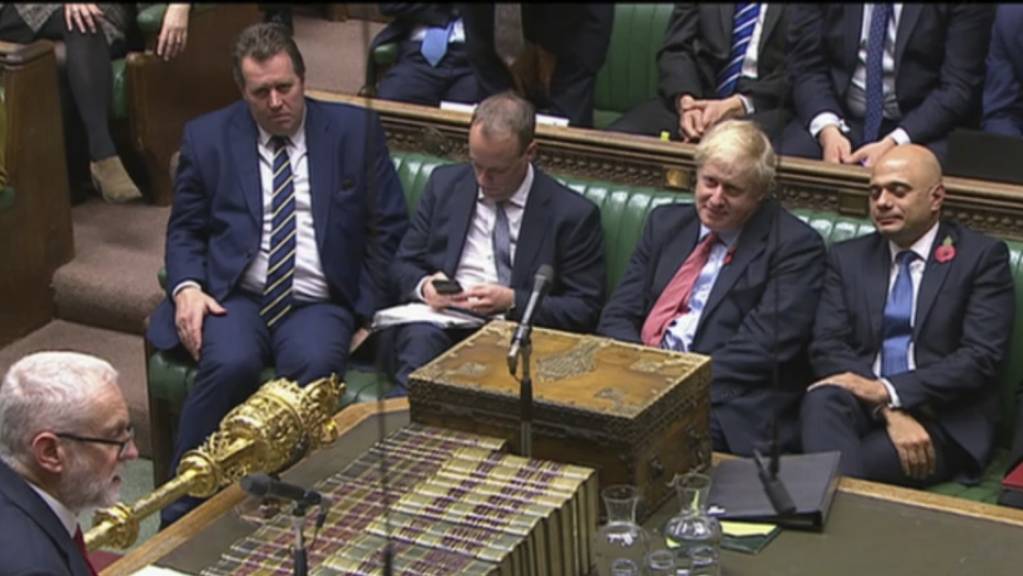 Zustimmung zu Johnsons Neuwahlgesetz: Labour-Chef Jeremy Corbyn richtet sich im Unterhaus in London an Regierungschef Boris Johnson.