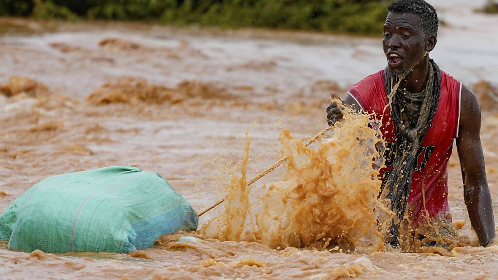 ARCHIV - In Kenia sind Hunderttausende Menschen von schweren Überschwemmungen betroffen (Archivbild). Foto: Brian Inganga/AP/dpa