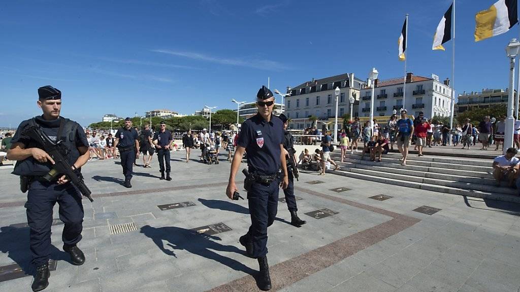 Patrouille in Arcachon: In Frankreich zeigt die Polizei erhöhte Präsenz aus Furcht vor neuen Terrorattacken. (Archivbild)