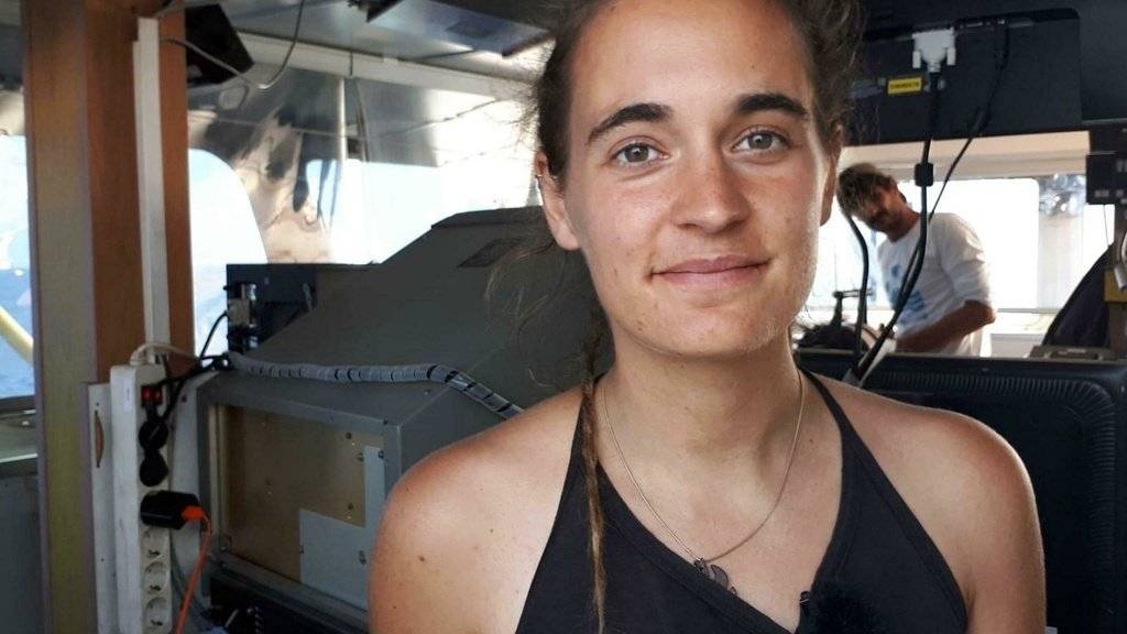 Carola Rackete, die Kapitänin des Flüchtlings-Rettungsschiffs «Sea-Watch 3», wurde nach dem Andocken im Hafen der italienischen Insel Lampedusa festgenommen.