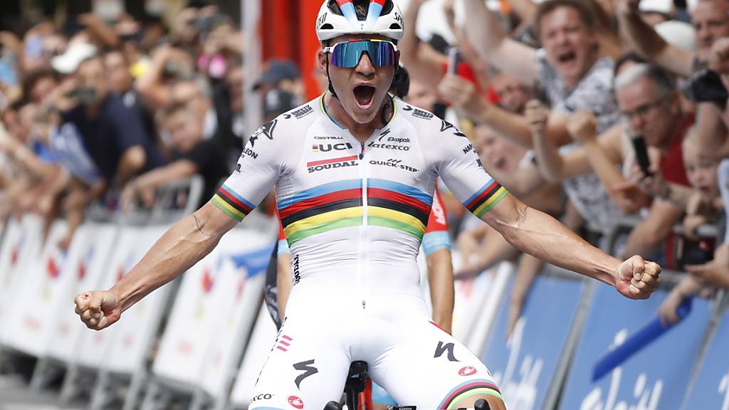 Weltmeister Remco Evenepoel lässt in San Sebastian die Muskeln spielen