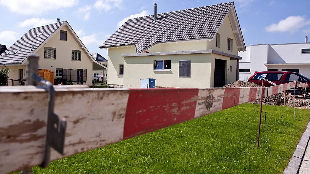 Wer sich auf günstigere Hauspreise freute, wird enttäuscht: Gemäss ZKB wird der Traum vom Einfamilienhaus auch im Jahr 2024 teuer. Allerdings verlangsamt sich das Preiswachstum. (Symbolbild)