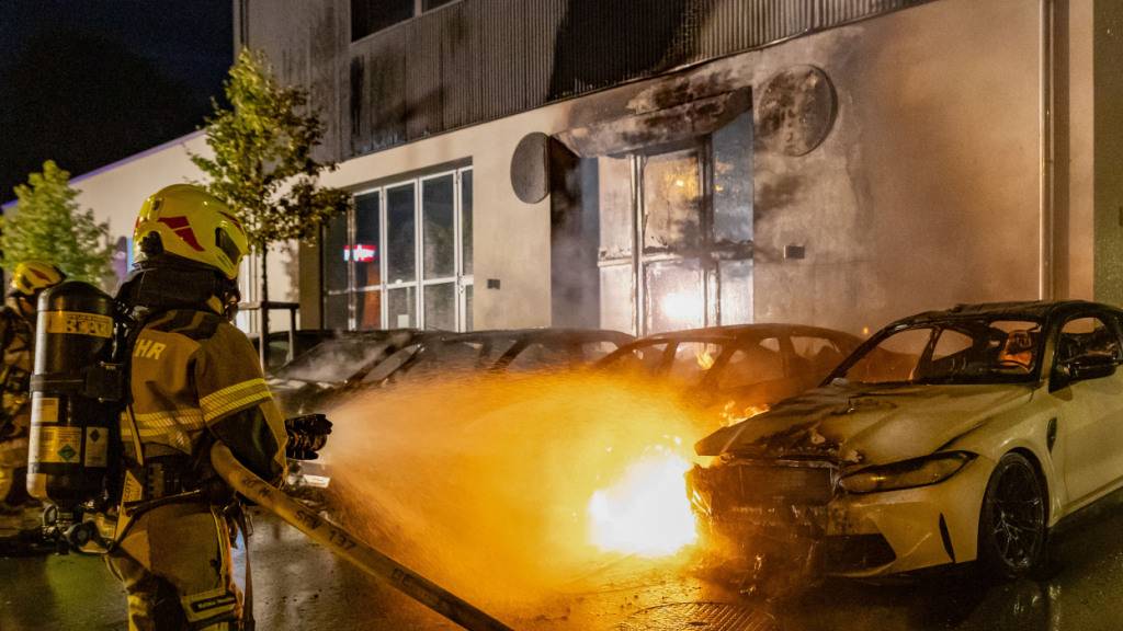 Beim Brand von vier Fahrzeugen entstand am Montagabend in Baar ZG Sachschaden von mehreren hunderttausend Franken.