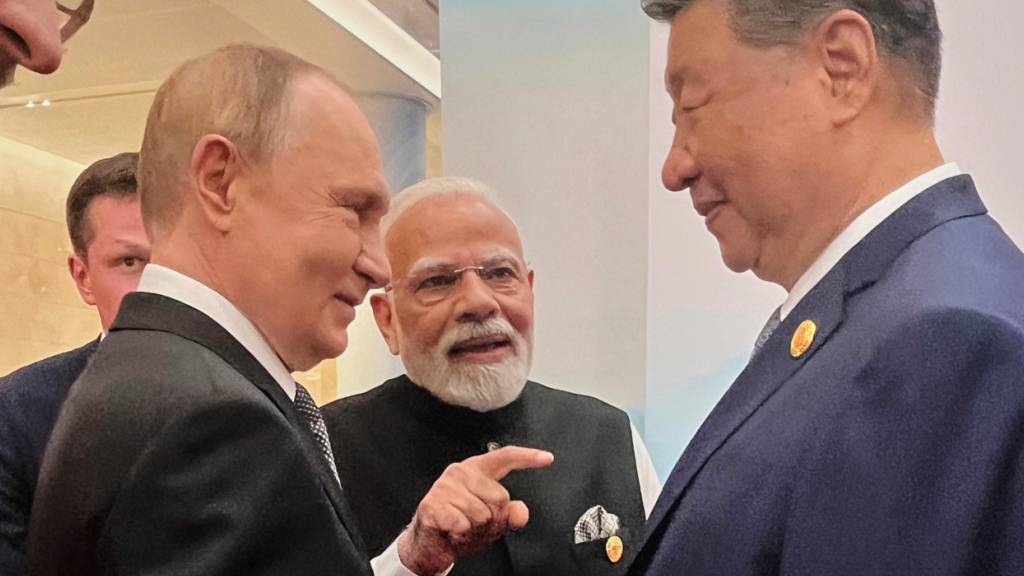 HANDOUT - Der russische Präsident Wladimir Putin (l-r), der indische Premierminister Narendra Modi und der chinesische Präsident Xi Jinping unterhalten sich bei einem Gipfeltreffen in China. Foto: Uncredited/Indian Prime Minister's Office/dpa/Archivbild - ACHTUNG: Nur zur redaktionellen Verwendung und nur mit vollständiger Nennung des vorstehenden Credits