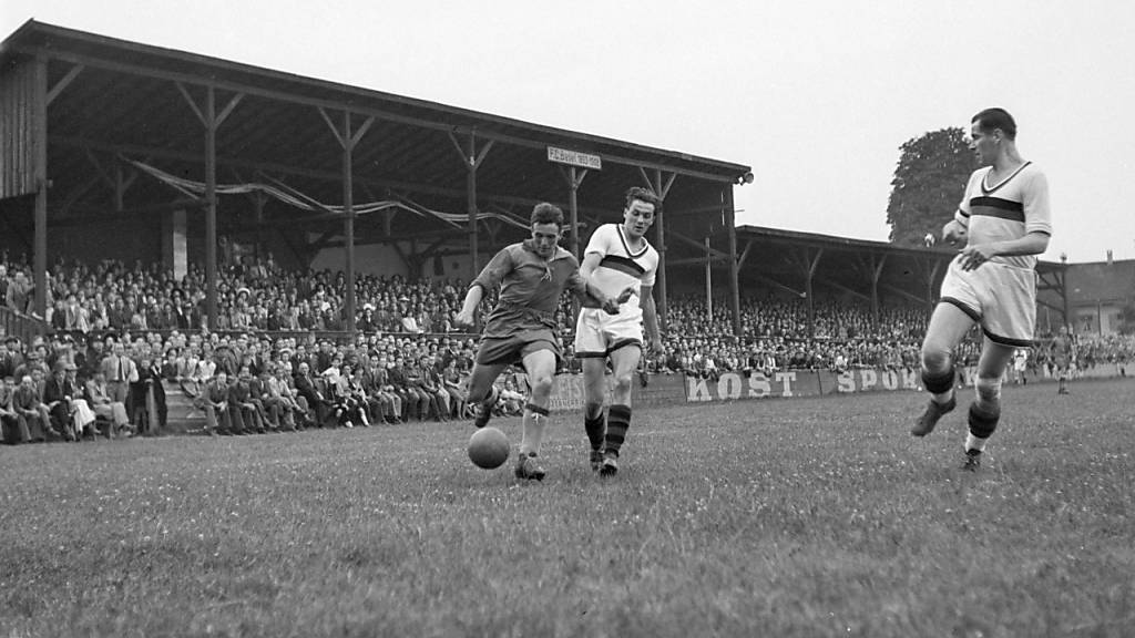Vor ähnlicher Kulisse im Basler Stadion Landhof ging 1908 auch das erste Länderspiel zwischen der Schweiz und Deutschland über die Bühne (Archiv)