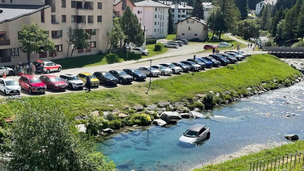 Das Auto des ungeschickten Senioren landete in der Flussmitte der glasklaren Moesa in San Bernardino GR.