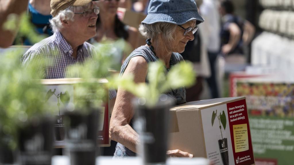Die Unterschriften für die Ernährungsinitiative werden in Bern eingereicht. Die zuständige Nationalratskommission lehnt das Begehren ab und will auch keinen Gegenvorschlag dazu. (Archivbild)