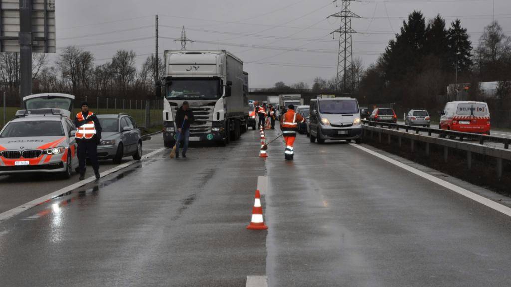 Nach der Auffahrkollision von fünf Fahrzeugen auf der A1 bei Neuendorf SO wurde die Fahrspur Richtung Zürich für eine halbe Stunde gesperrt.