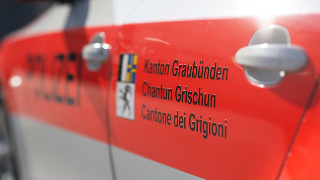 Bei einer Polizei-Kontrolle in Chur hat ein Autofahrer nach versuchter Fahrerflucht eine 24-jährige Frau angefahren und verletzt. (Symbolbild)