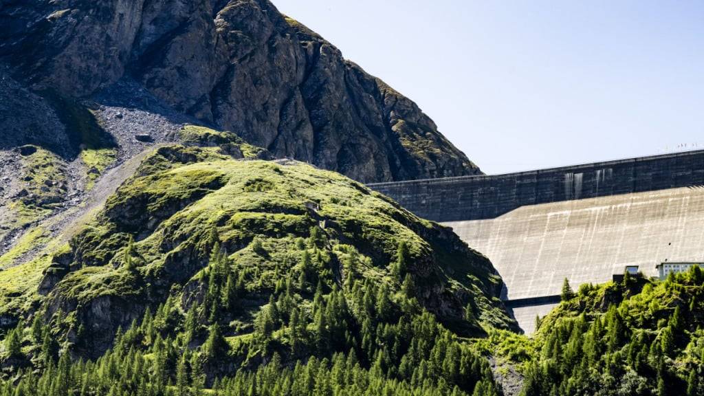 Am Berg am linken Bildrand kam es zu Felsstürzen.