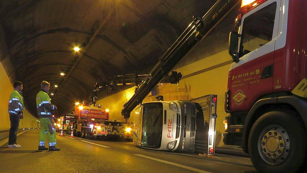 Der mit einem Lieferwagen falsch beladene Anhänger kippte bei der Fahrt durch den Autobahntunnel an der Baregg um.