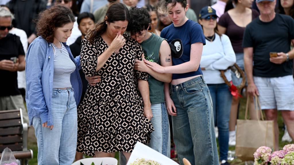 Trauernde legen Blumen an einer Gedenkstätte am Bondi Beach in Sydney nieder. Foto: Bianca De Marchi/AAP/dpa