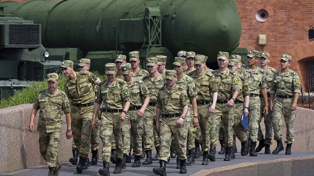 ARCHIV - Die russische Nationalgarde profitiert nach britischer Einschätzung von Veränderungen durch den Angriffskrieg gegen die Ukraine. Foto: Dmitri Lovetsky/AP/dpa