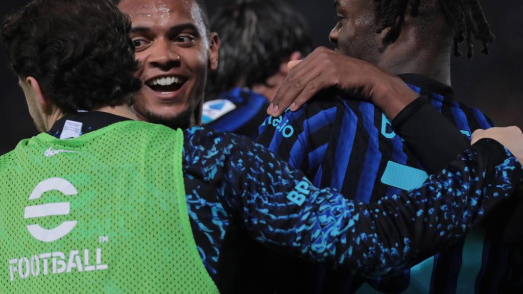 Manuel Akanji freut sich über seinen Kopfballtreffer