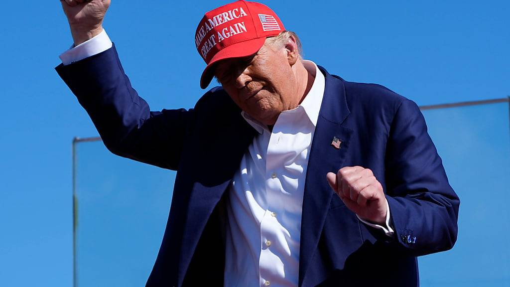 Der republikanische Präsidentschaftskandidat und ehemalige Präsident Donald Trump tanzt nach seiner Rede bei einer Wahlkampfveranstaltung am Wilmington International Airport. Foto: Alex Brandon/AP