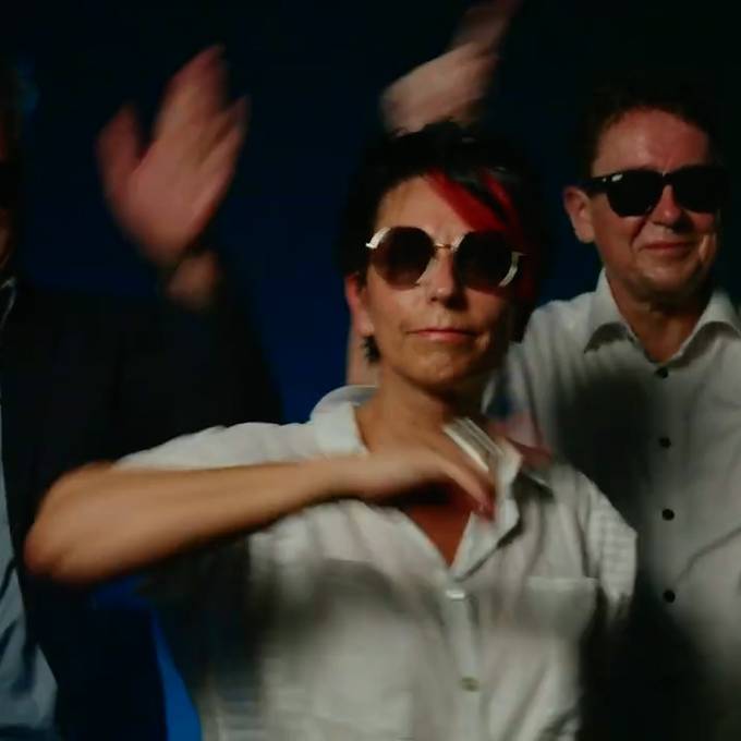 Glarner, Rösti und Co. tanzen zusammen in neuem SVP-Musikvideo