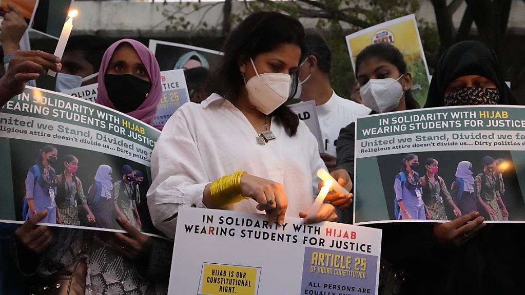ARCHIV - Ein Gericht in Indien hat ein kontroverses Hidschab-Verbot in Klassenzimmern eines südlichen Bundesstaats bestätigt, das größere Proteste ausgelöst hatte. Foto: Aijaz Rahi/AP/dpa