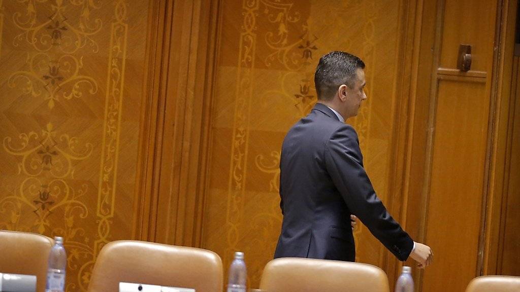 Der als Regierungschef abgewählte Sorin Grindeanu verlässt den Parlamentssaal