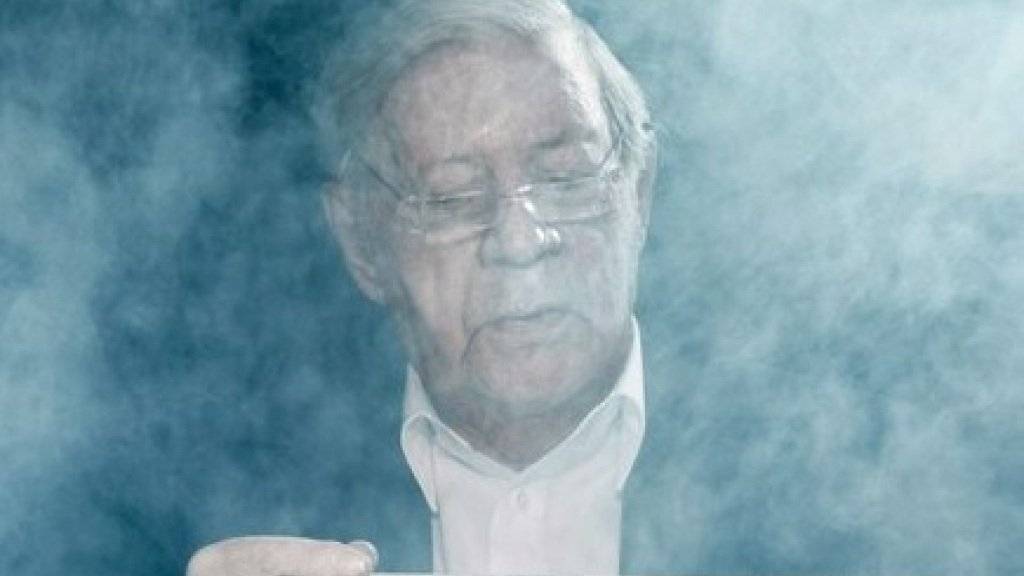 Mit dem Rauchen aufhören? Pustekuchen! Helmut Schmidt darf trotz gesundheitlicher Probleme mit ärztlicher Erlaubnis weiter rauchen (Archiv).
