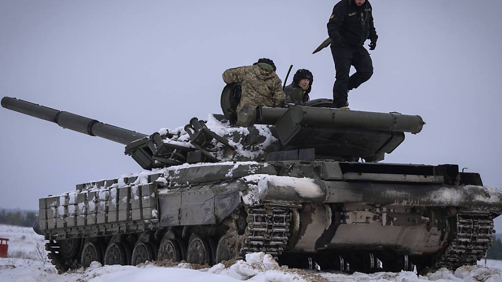 Ukrainische Soldaten üben an einem Panzer während einer militärischen Ausbildung. Foto: Efrem Lukatsky/AP/dpa