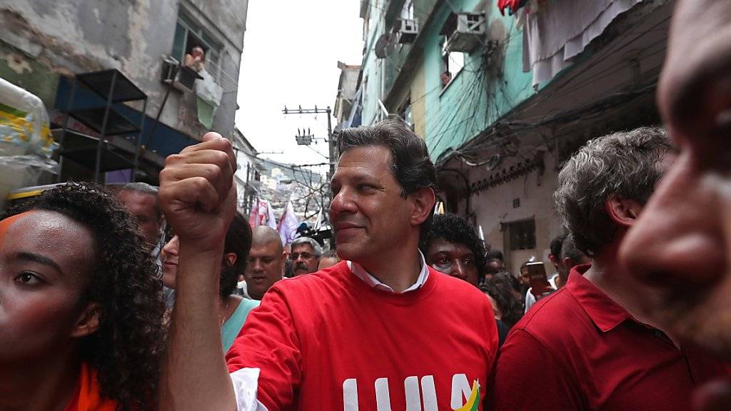Lula-Anhänger Fernando Haddad von der Arbeiterpartei liegt bei den Umfragen im brasilianischen Präsidentschaftsrennen weiter hinter dem Rechtspopulisten Jair Bolsonaro zurück. (Archivbild)