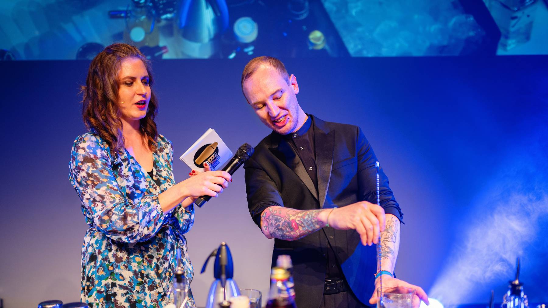 Barkeeper Lorenz Struchen beim Mixen seines Cocktails 2023.