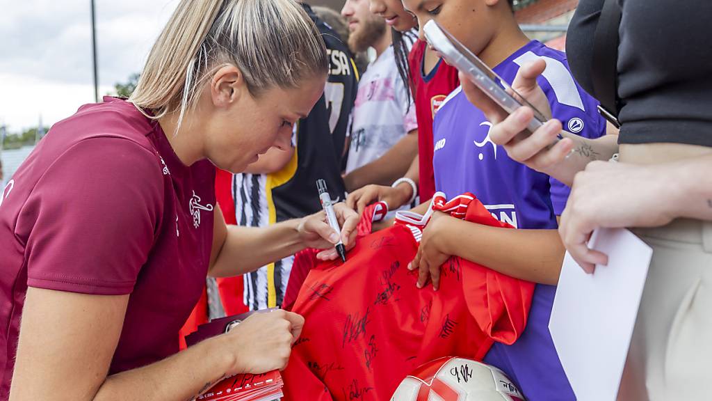 Ana-Maria Crnogorcevic signierte Trikots vor dem Abschluss der EM-Qualifikation