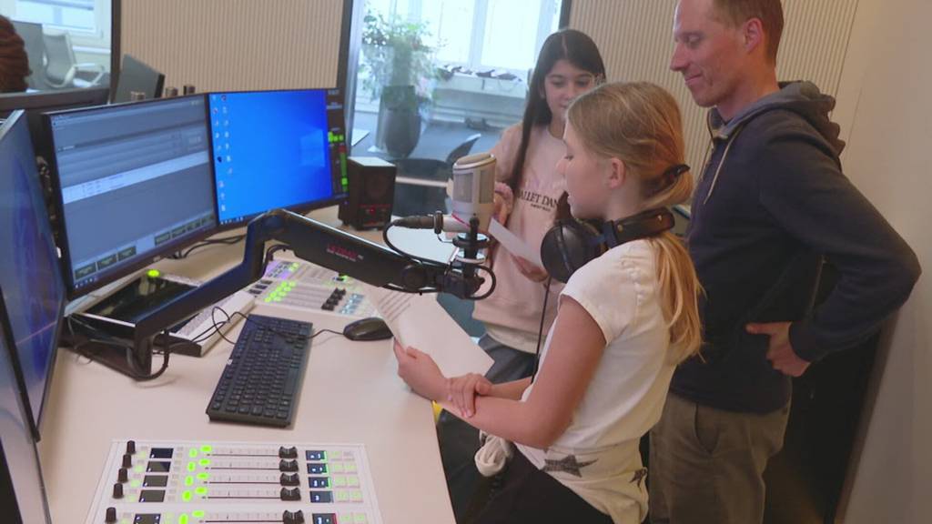 Kinder an die Mikrofone am nationalen Zukunftstag