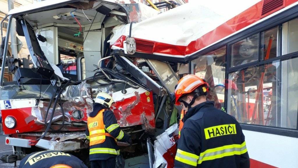 Rettungskräfte sind in der tschechischen Stadt Brünn im Einsatz, nachdem ein Bus und ein Tram frontal zusammengestossen sind.