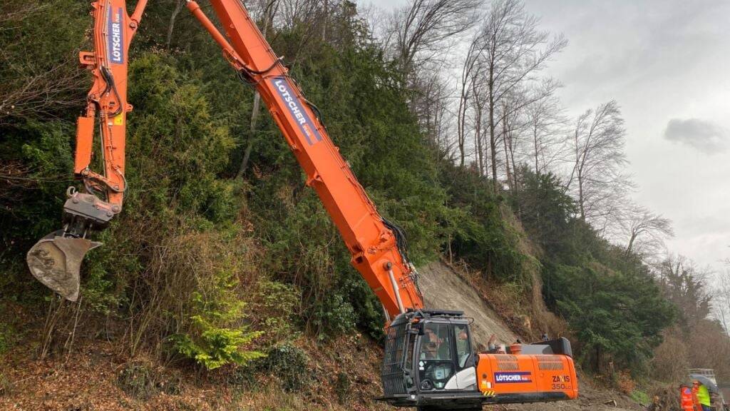 Der Hang wird provisorisch gesichert.