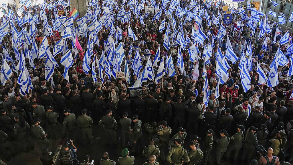 Tausende Israelis sprechen sich gegen die geplante Justizreform aus. Foto: Ariel Schalit/AP