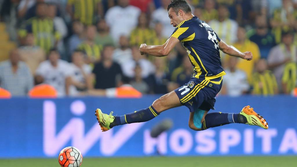 ISTANBUL, TURKEY -  JULY 28: Robin van Persie of Fenerbahce kicks the ball for goal during UEFA Champions League Third Qualifying Round 1st Leg match betweeen Fenerbahce v Shakhtar Donetsk at Sukru Saracoglu Stadium on July 28, 2015 in Istanbul, Turkey. (Photo by Burak Kara/Getty Images)