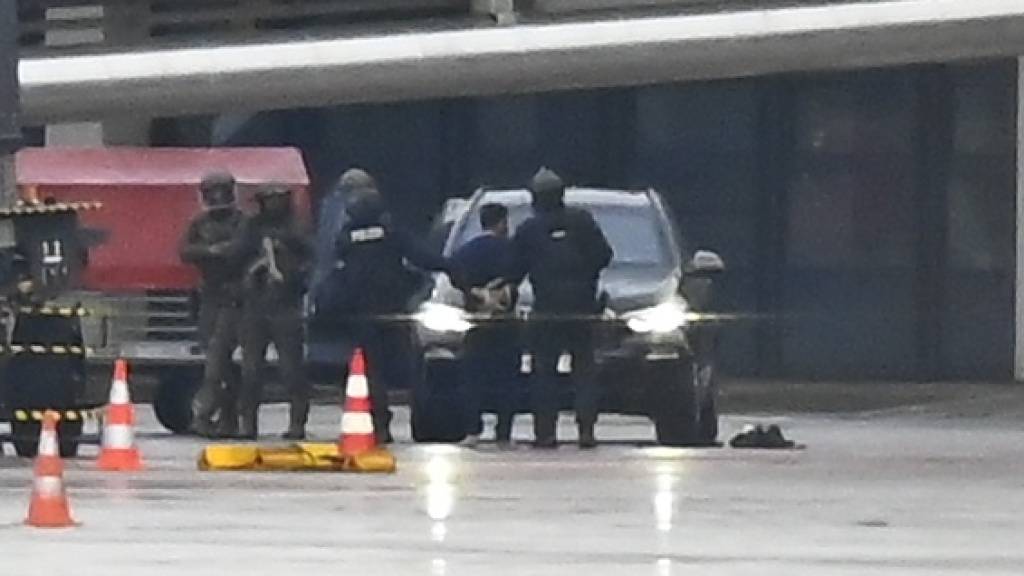Die Polizei hat den tatverdächtigen Geiselnehmer am Hamburger Flughafen festgenommen. Foto: Jonas Walzberg/dpa