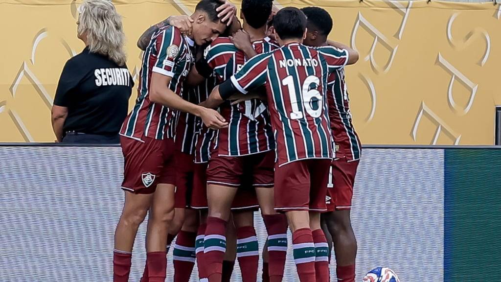 Fluminense feiert das 1:0 von Martinelli