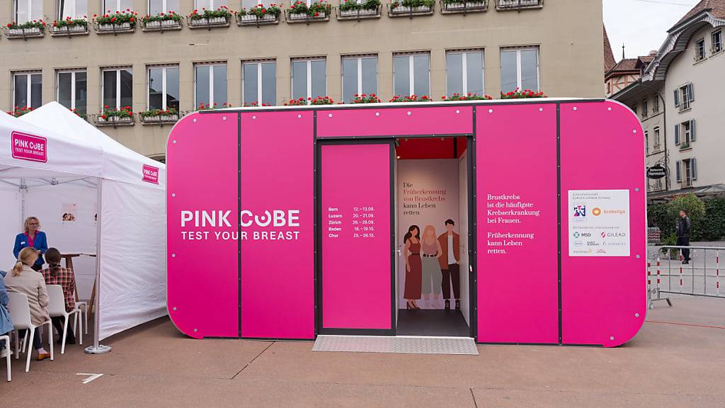 Frauen erhalten im «Pink Cube» in Luzern gratis Brustuntersuchung