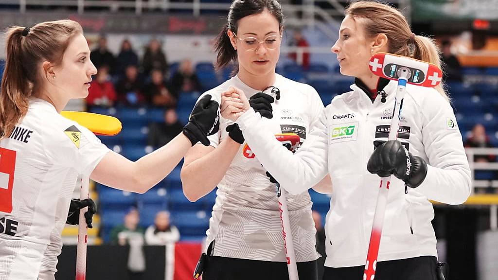 Die Schweizer Curling-Crew um Skip Silvana Tirinzoni (links) ist an der EM in Finnland auch nach acht Spielen ungeschlagen