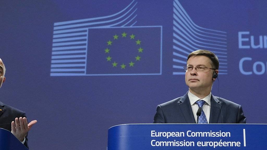 EU-Haushaltskommissar Pierre Moscovici (links) und EU-Vizekommissions-Präsident Valdis Dombrovskis haben am Mittwoch in Brüssel die Einigung im Budgetstreit mit der italienischen Regierung in Rom bekannt gegeben.