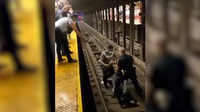 Kurz bevor die U-Bahn einfährt: Polizist rettet ohnmächtigen Mann von den Gleisen