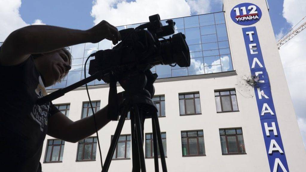 Das Gebäude des ukrainischen Fernsehsenders 112 TV Channel in Kiew nach dem Beschuss.