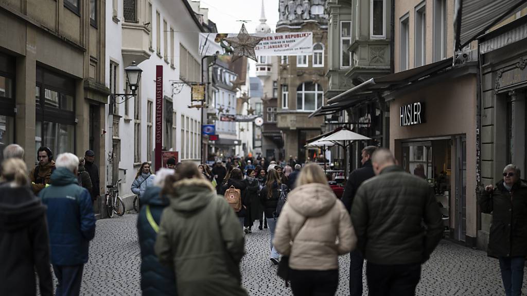 Menschen in einer Einkaufsstrasse in Konstanz (D). Die Wertfreigrenze soll von 300 auf 150 Franken sinken. (Archivbild)