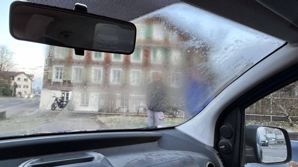 Die Polizei weist darauf hin, dass beschlagene Scheiben ein Sicherheitsrisiko sind.